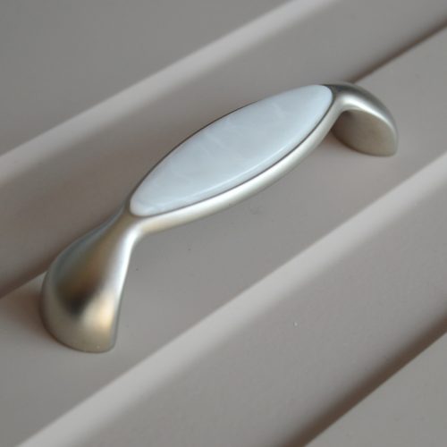 Metall-Kunststoff-Möbelgriff, Farbe Satin nickel, Bohrung 96 mm