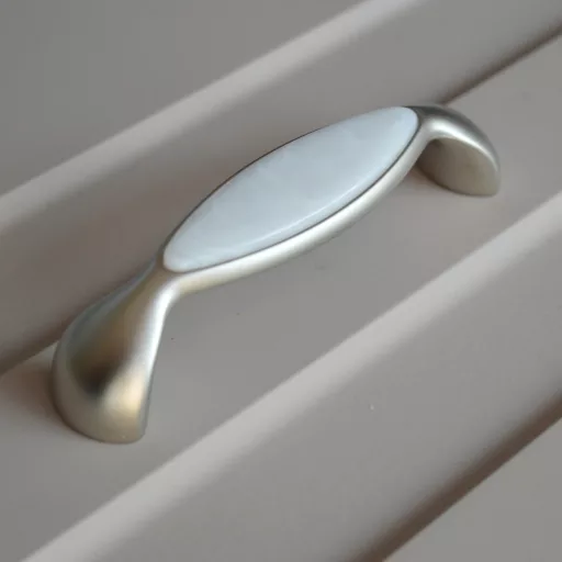 Fém-műanyag bútorfogantyú, Szatin Nikkel színű, 96 mm furattávval