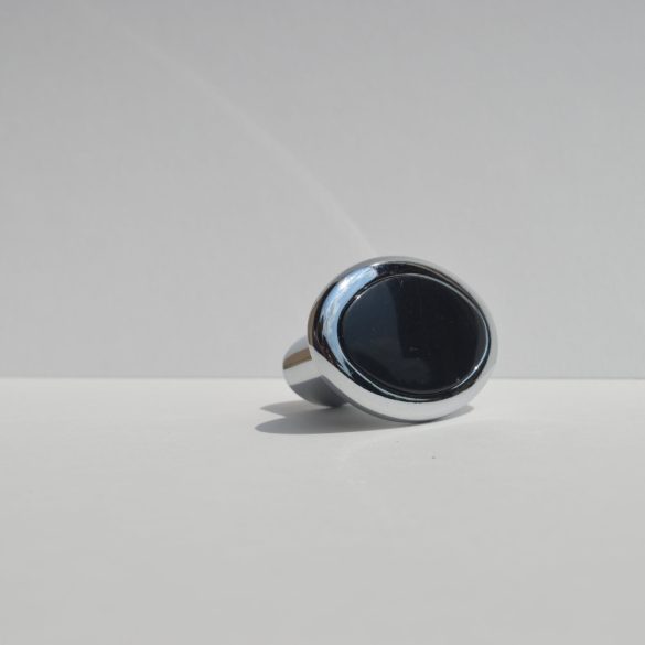 Retro-Möbelgriff mit glänzendem chromfarbenen Metallende - kombiniert mit schwarzem Kunststoffelement