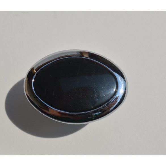 Retro-Möbelgriff mit glänzendem chromfarbenen Metallende - kombiniert mit schwarzem Kunststoffelement