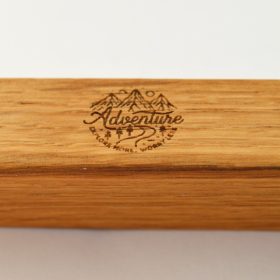   Möbelgriff aus Massivholz, individuell graviert mit Climbing Muster.