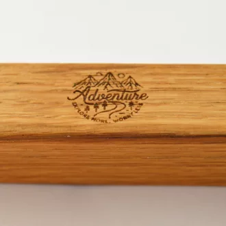   Möbelgriff aus Massivholz, individuell graviert mit Climbing Muster.