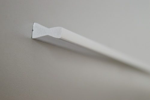 Műanyag bútorfogantyú, matt króm színű, 480 mm furattávval