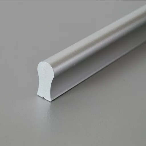 Műanyag bútorfogantyú, matt króm színű, 288 mm furattávval
