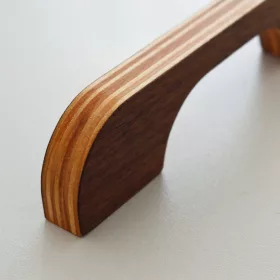   AUSTIN_128D Möbelgriff aus Nussbaumsperrholz, Sonderanfertigung