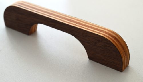 AUSTIN_160D Möbelgriff aus Nussbaumsperrholz, Sonderanfertigung