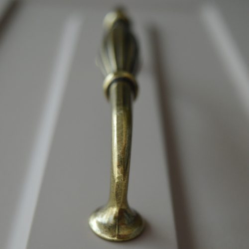 Möbelgriff aus Metall, Farbe Bronze antik, Bohrung 128 mm