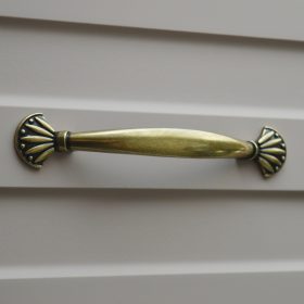 Möbelgriff aus Metall, Farbe Bronze antik, Bohrung 96 mm