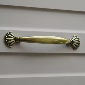   Fém bútorfogantyú, antik bronz színű, 96 mm furattávval