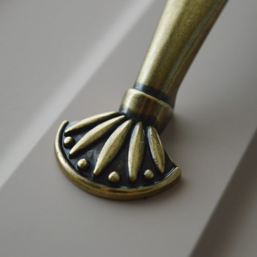 Möbelgriff aus Metall, Farbe Bronze antik, Bohrung 96 mm