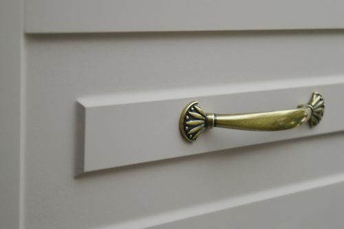 Möbelgriff aus Metall, Farbe Bronze antik, Bohrung 96 mm