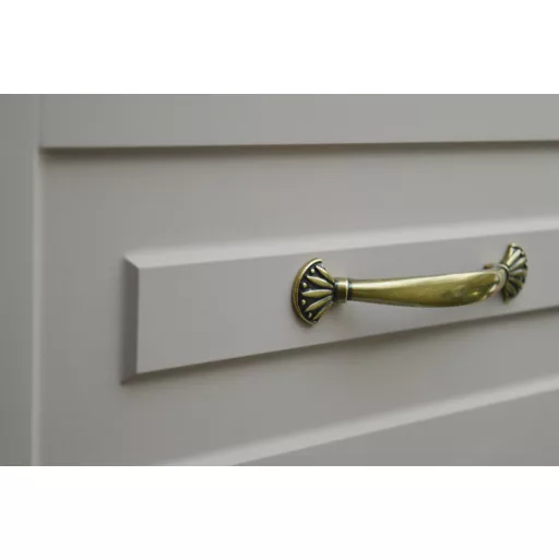 Möbelgriff aus Metall, Farbe Bronze antik, Bohrung 96 mm