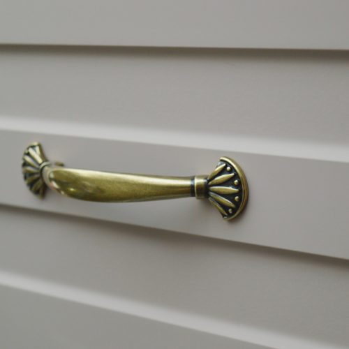 Möbelgriff aus Metall, Farbe Bronze antik, Bohrung 96 mm