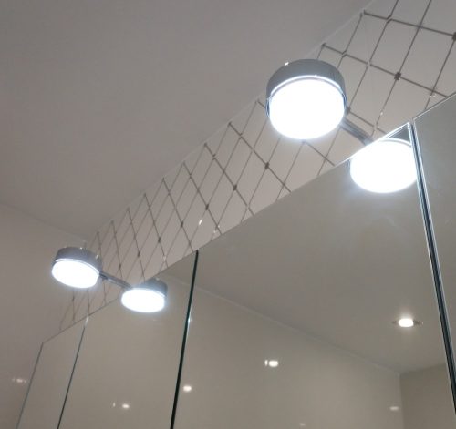 Kör alakú, fürdőszoba szekrényre szerelhető lámpa