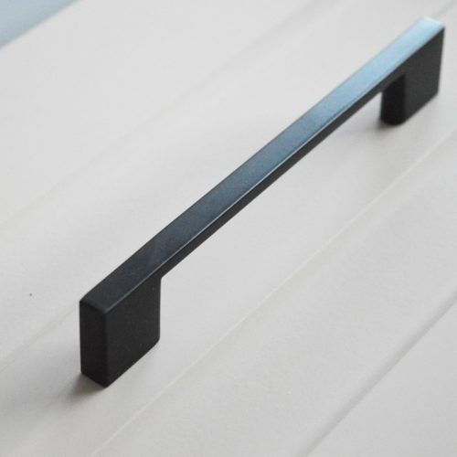 B0014 fém bútorfogantyú, fekete színű, 128 mm furattávval