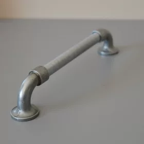   Indusztriális, fém bútorfogantyú, rozsdamentes acél - antik fekete színű, 160 mm furattávval