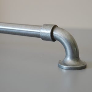 Metall-Möbelgriff, Edelstahl - Farbe antikschwarz, Bohrung 224 mm