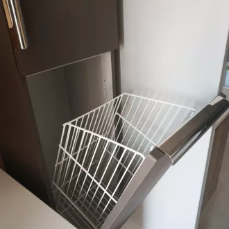   Beépíthető 250 x 250 x 400 mm, kibillenő kicsi tároló kosár, fehér