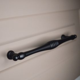   BU004_160_09 -Matt fekete fém bútorfogantyú, 160 mm furattáv