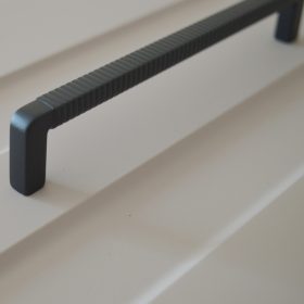   BU024.160.09  Matt fekete, Modern fém bútorfogantyú, 160 mm furattávval