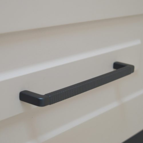 BU024.160.09  Matt fekete, Modern fém bútorfogantyú, 160 mm furattávval