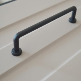   BU030.128.09  Matt fekete, fém bútorfogantyú, 128 mm furattávval
