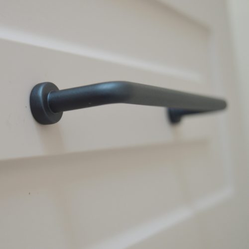 BU030.128.09  Matt fekete, fém bútorfogantyú, 128 mm furattávval