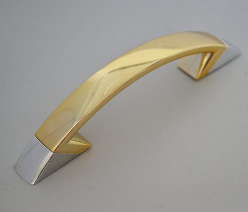 C043_AE Műanyag bútorfogantyú, arany-ezüst színű, 96 mm furattávval