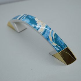   10 db C043_AK Műanyag bútorfogantyú, arany-kék színű, 96 mm furattávval