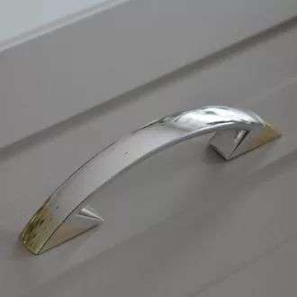   C043_EA Műanyag bútorfogantyú, ezüst és arany vég színű, 96 mm furattávval