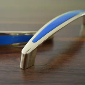   Modern aussehender klassischer goldfarbener Metall-Möbelgriff mit blauer Intarsie