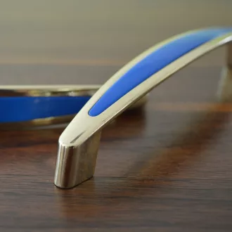   Modern aussehender klassischer goldfarbener Metall-Möbelgriff mit blauer Intarsie