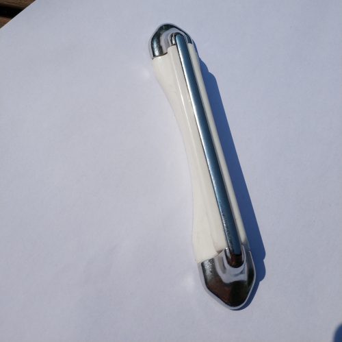 Fém-műanyag bútorfogantyú, króm-fehér színű, 96 mm furattávval