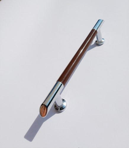 Metall-Kunststoff-Möbelgriff, verchromt - dunkelbraun, Bohrungsgröße 96 mm