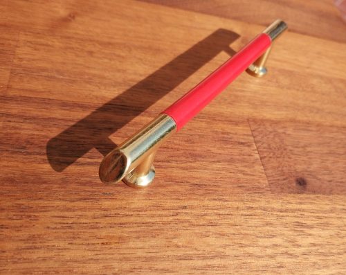 Metall-Kunststoff-Möbelgriff, Farbe gold-rot, 96 mm Lochabstand
