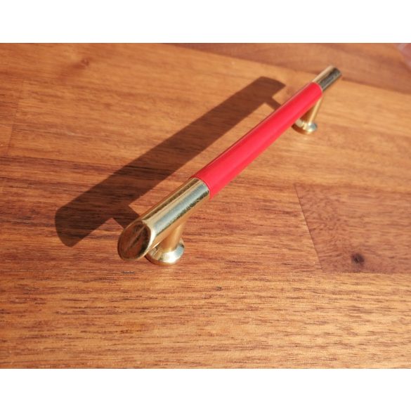 Fém-műanyag bútorfogantyú, arany- piros színű, 96 mm furattávval