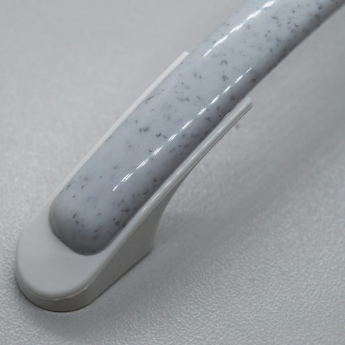 Műanyag bútorfogantyú, szórt - fehér színű, 96 mm furattávval