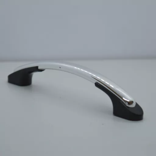 Kunststoff-Möbelgriff, Farbe schwarz-silber, Lochabstand 96 mm