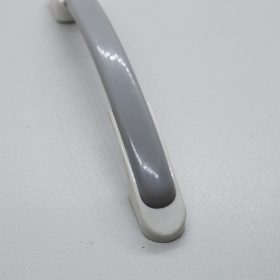   10 db Műanyag bútorfogantyú, szürke - fehér végű, 96 mm furattávval