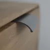 TOUQUET élre szerelhető bútorfogantyú, titán szürke, bordázott felület 90 mm furattáv