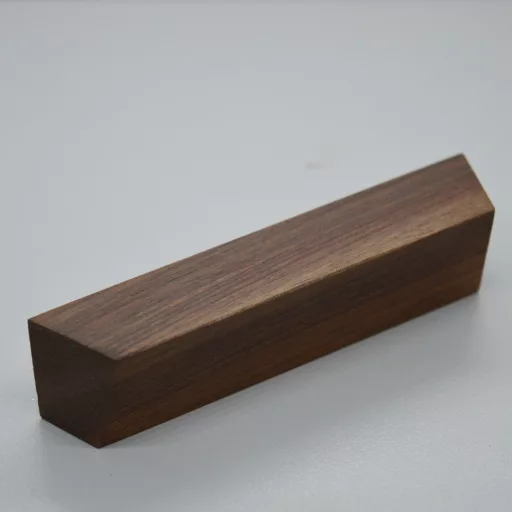 Massivholz-Möbelgriff aus Nussbaum geölt, ausgeführt mit 32 und 63 mm BA