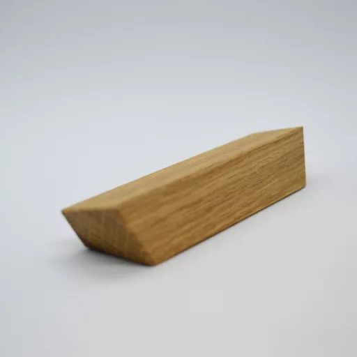 Massivholz-Möbelgriff aus Eiche, geölt, ausgeführt mit 32 und 63 mm BA