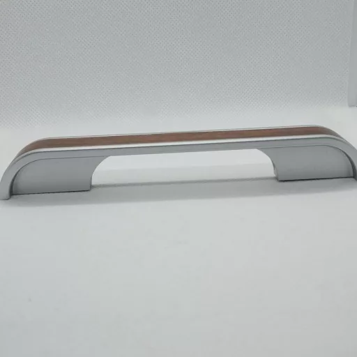 Műanyag bútorfogantyú, króm - fa hatású színben, 96 mm és 128 mm furattávval