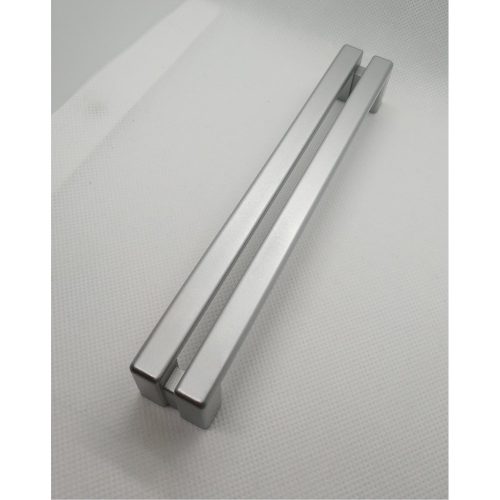 Silberner Kunststoff-Möbelgriff, 160 mm Bohrungsabstand