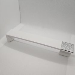   Műanyag bútorfogantyú, króm - fényes fehér színű, 160 mm furattávval