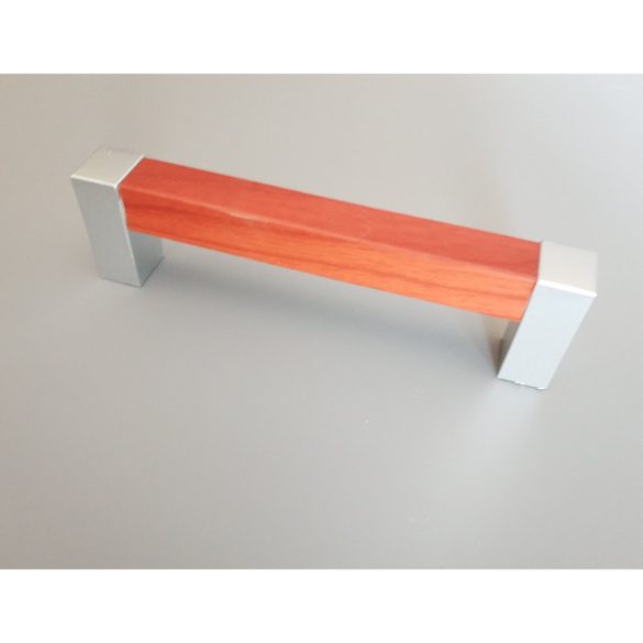 Műanyag bútorfogantyú, fa hatású, cseresznye-króm végekkel, 96 mm furattávval