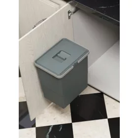 Türmontierter Abfalleimer.