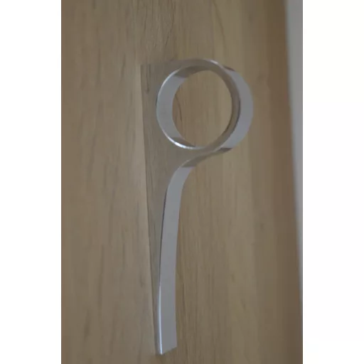 Fényes króm, egyedi kialakítású bútorfogantyú, 32 mm furattáv