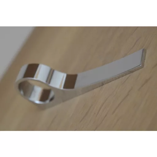 Fényes króm, egyedi kialakítású bútorfogantyú, 32 mm furattáv