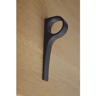   Matt fekete, egyedi kialakítású bútorfogantyú, 32 mm furattáv